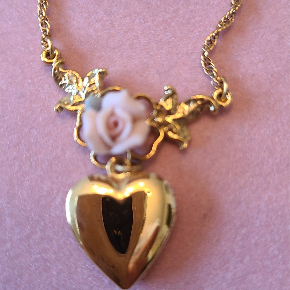 1928 heart locket necklace with pink rose